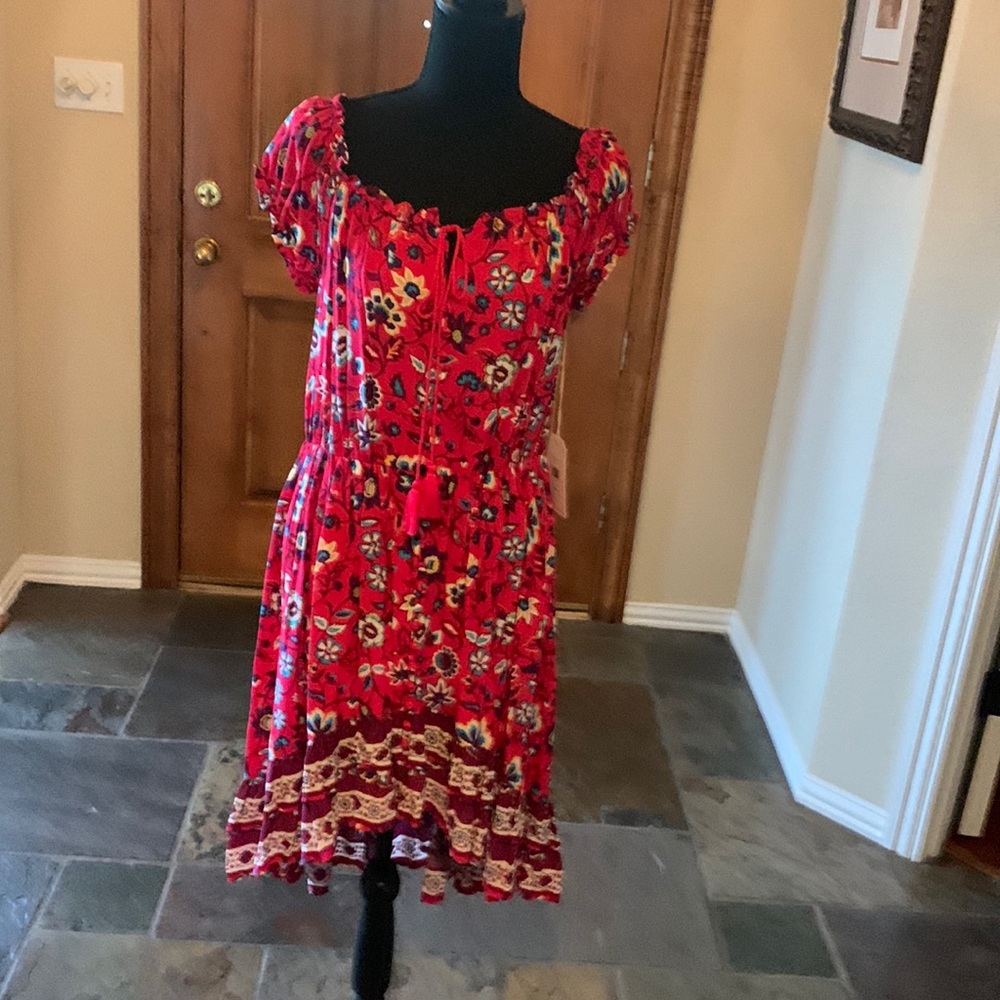 This adorable red print Shyannne Dress can be worn on or off the shoulders. Sz L